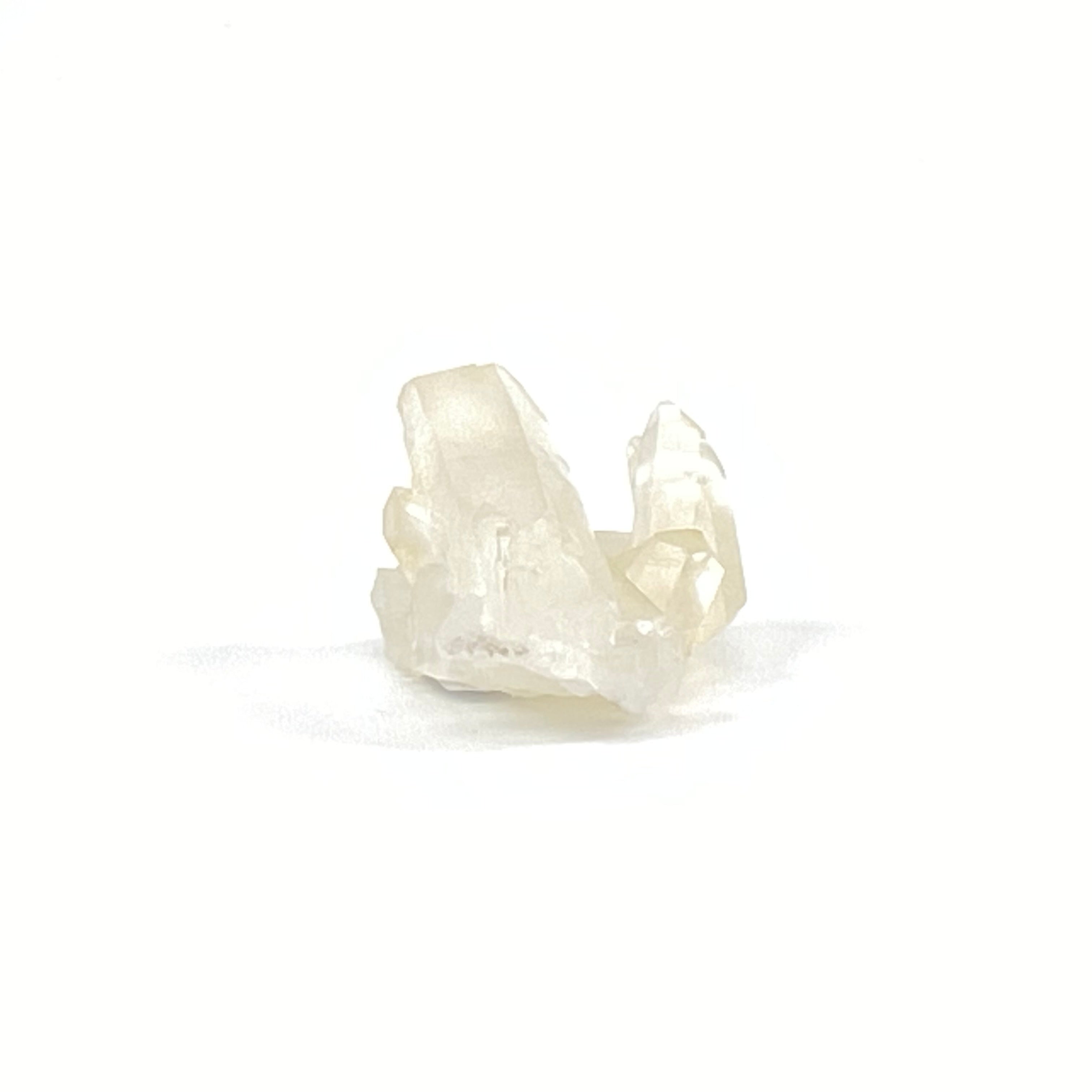 馬達加斯加白晶簇 (透明白色水晶 / 帶紅或黃泥)