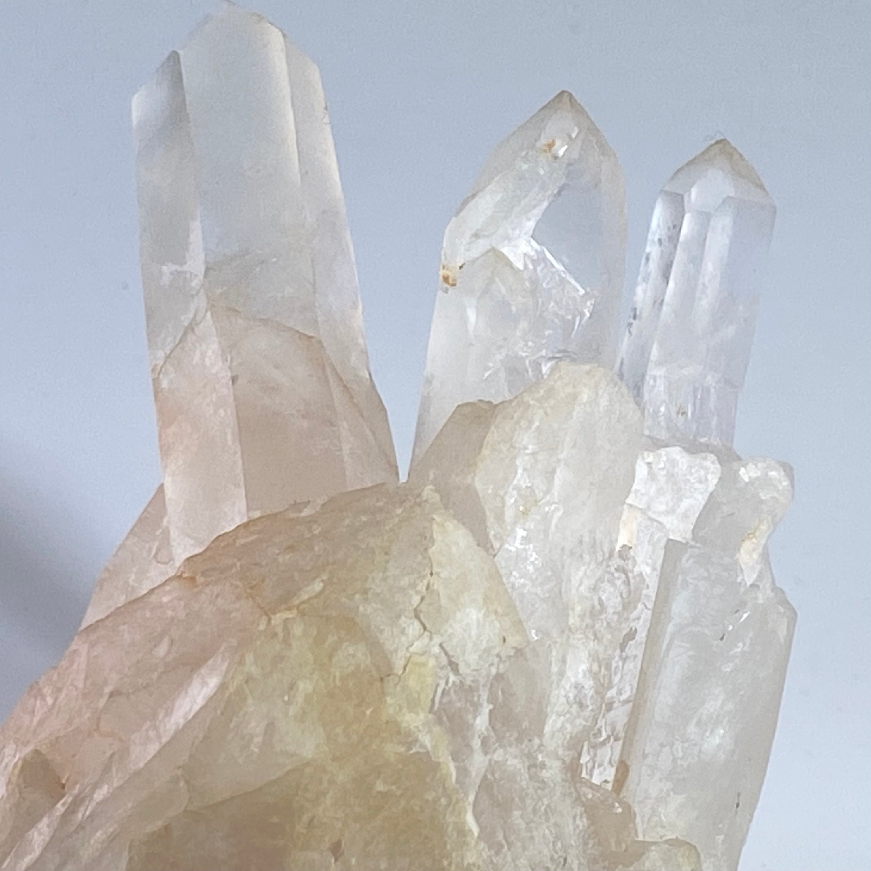 馬達加斯加白晶簇 (透明白色水晶 / 帶紅或黃泥)