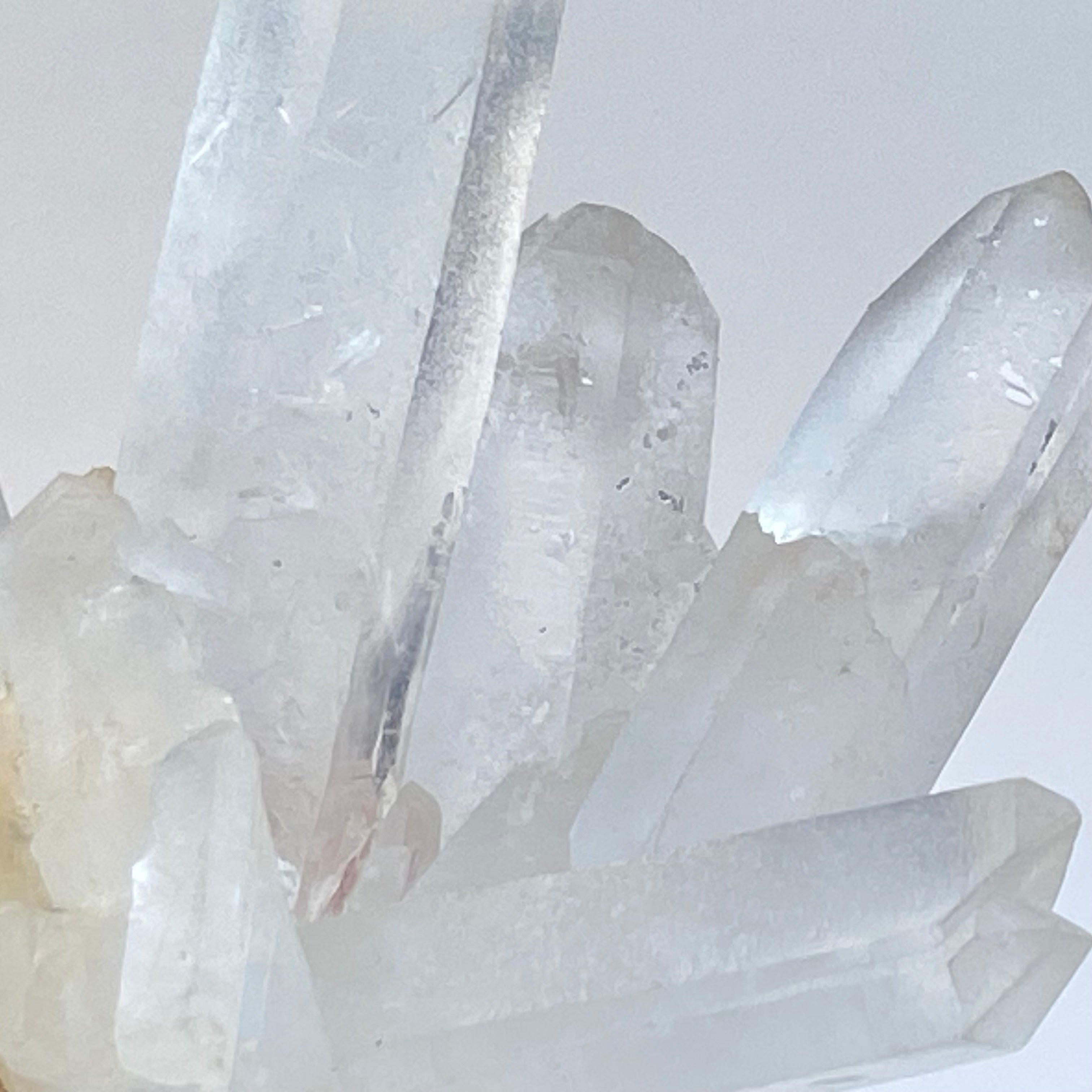 馬達加斯加白晶簇 (透明白色水晶 / 帶紅或黃泥)