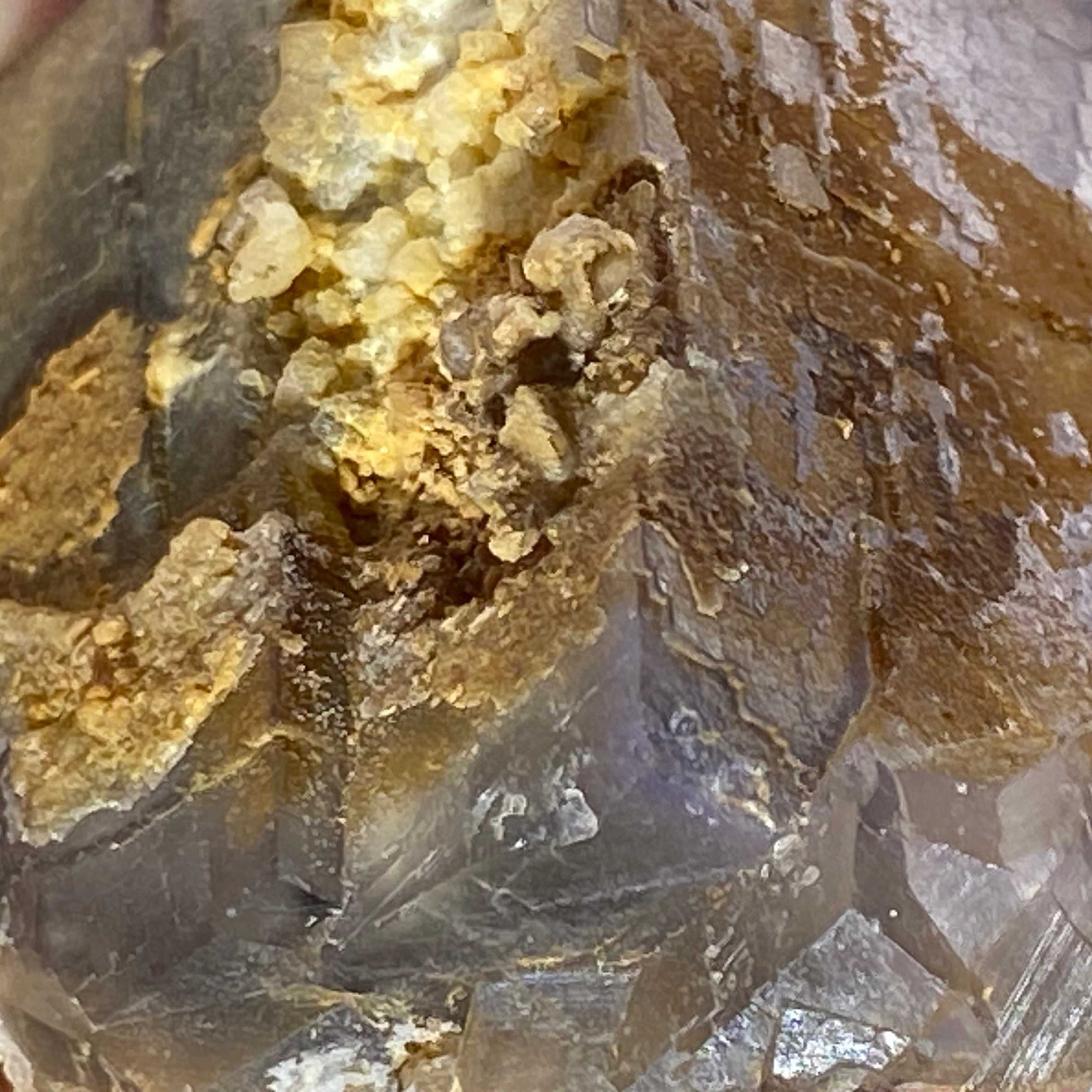 黃泥立方紫螢石晶簇、立方紫螢石