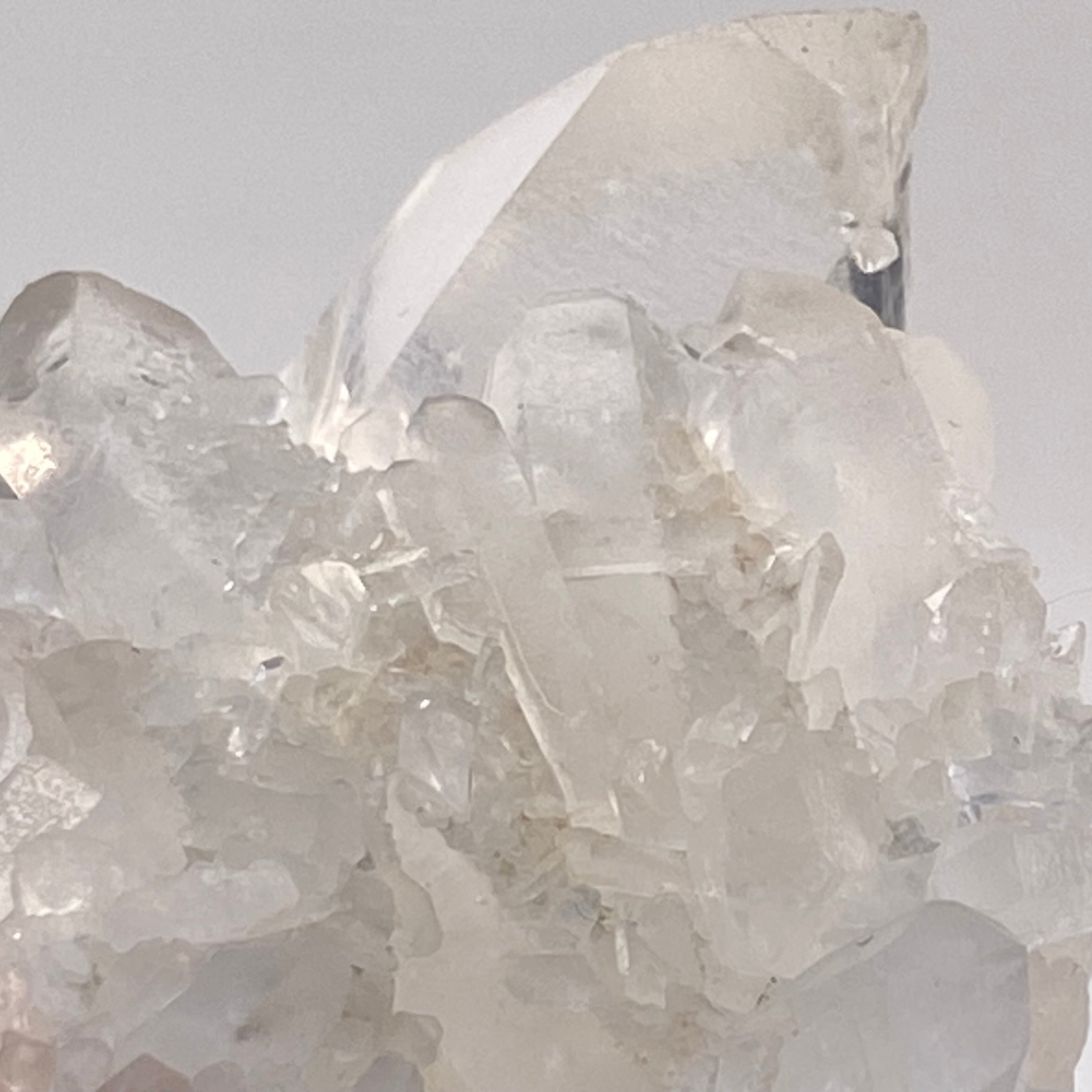 馬達加斯加白晶簇 (透明白色水晶 / 帶紅或黃泥)