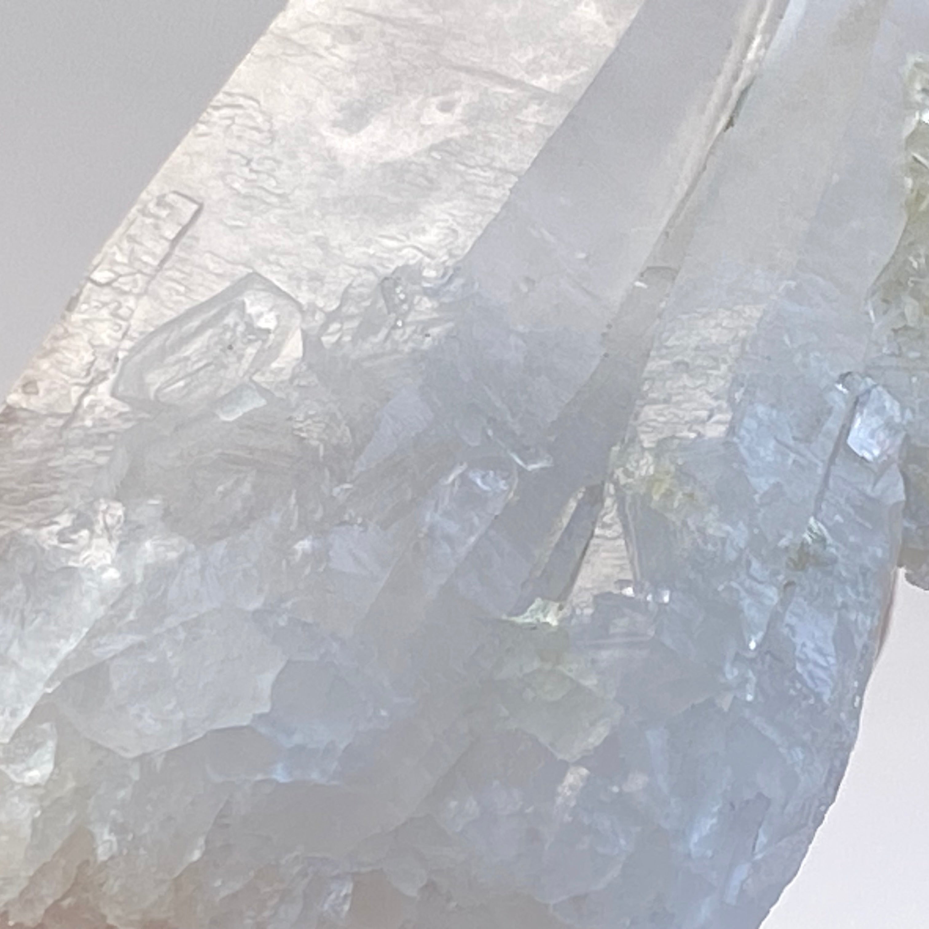 馬達加斯加白晶簇 (透明白色水晶 / 帶紅或黃泥)