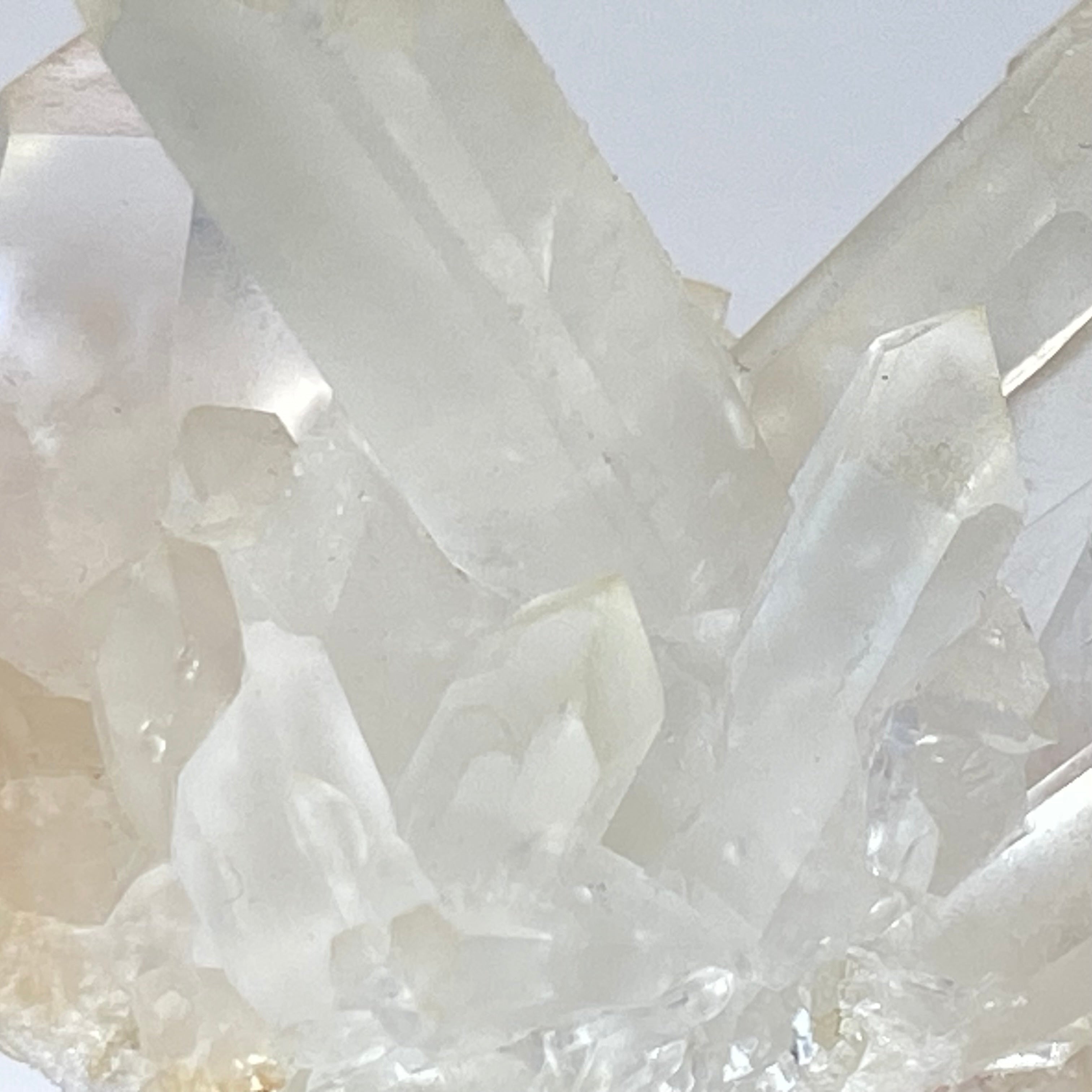 馬達加斯加白晶簇 (透明白色水晶 / 帶紅或黃泥)