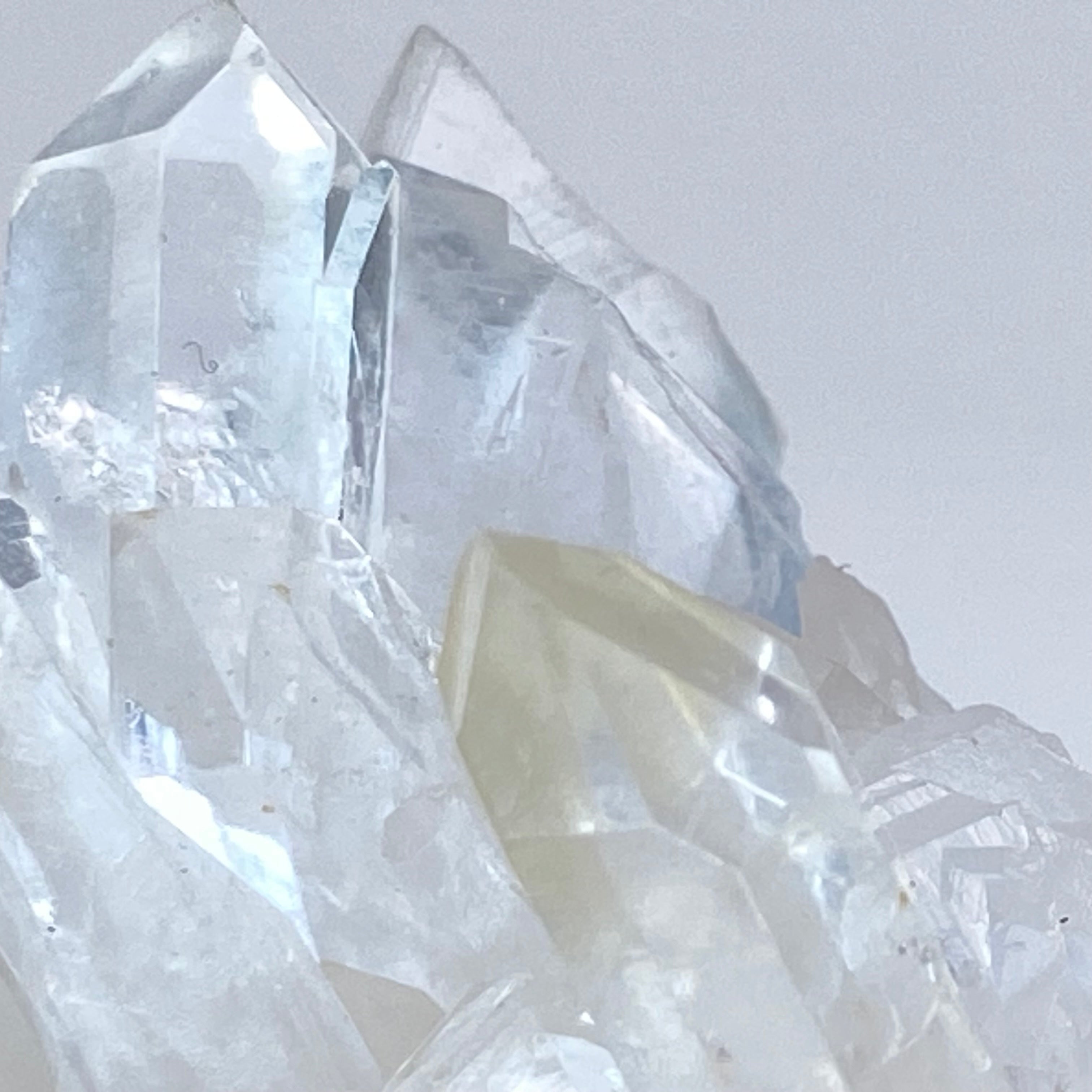 馬達加斯加白晶簇 (透明白色水晶 / 帶紅或黃泥)