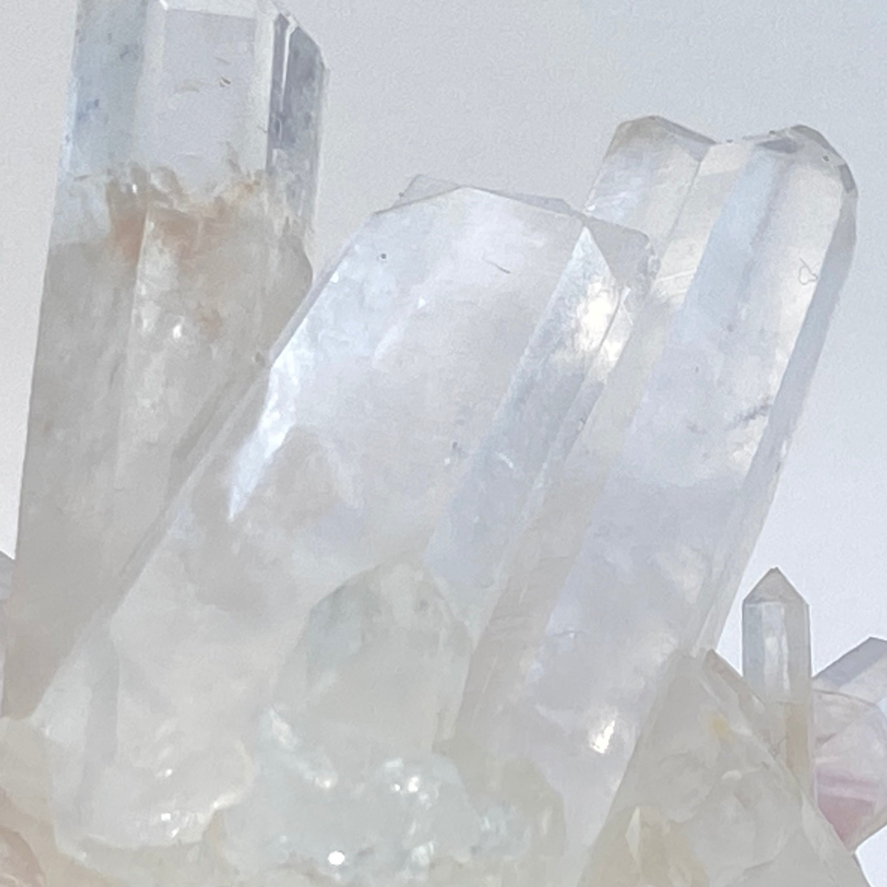 馬達加斯加白晶簇 (透明白色水晶 / 帶紅或黃泥)