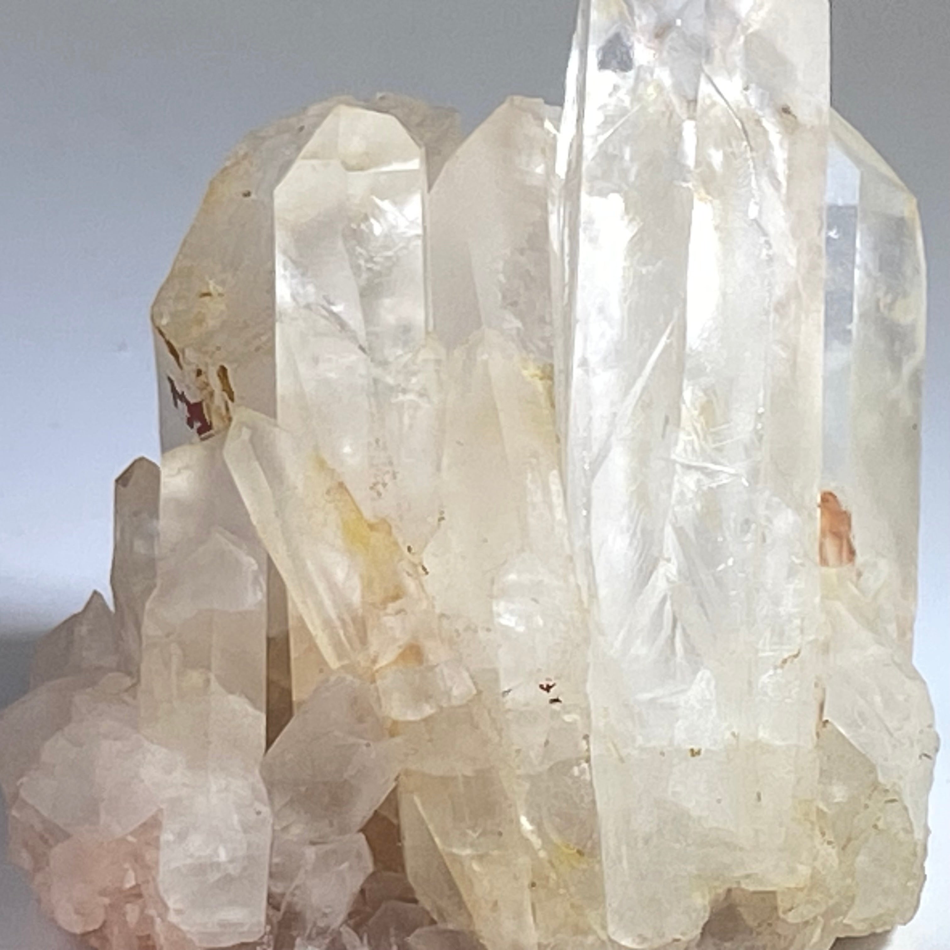 馬達加斯加白晶簇 (透明白色水晶 / 帶紅或黃泥)