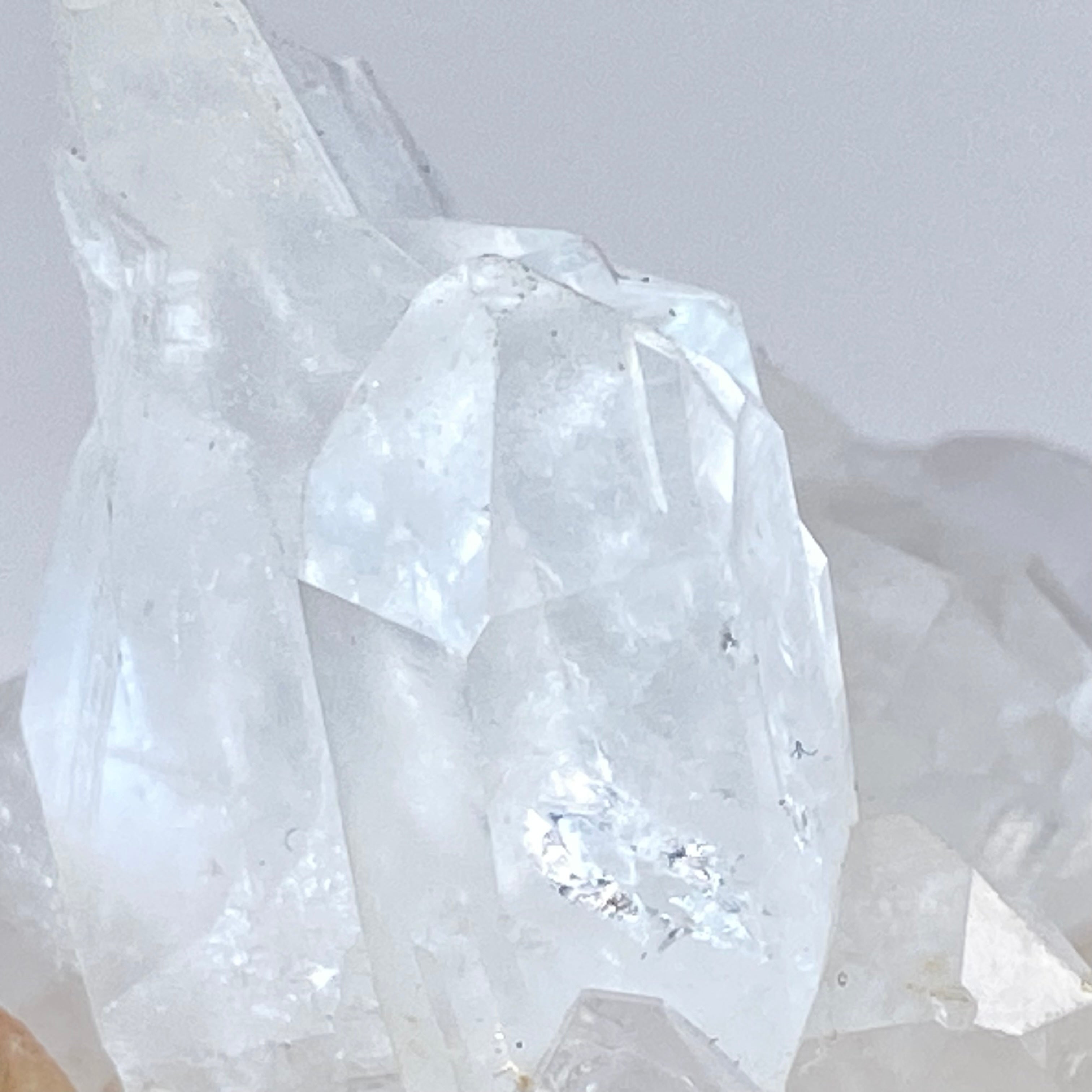 馬達加斯加白晶簇 (透明白色水晶 / 帶紅或黃泥)