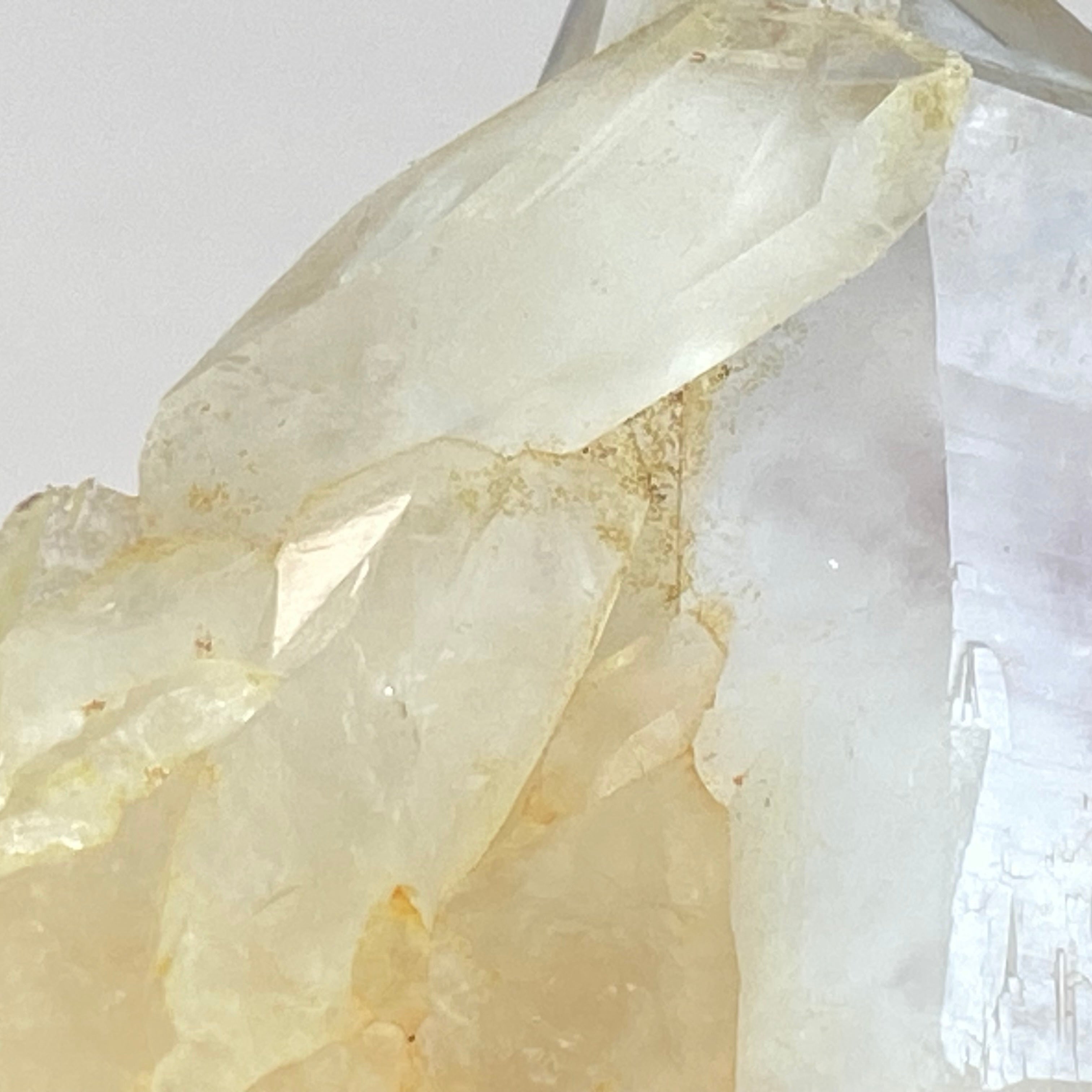 馬達加斯加白晶簇 (透明白色水晶 / 帶紅或黃泥)