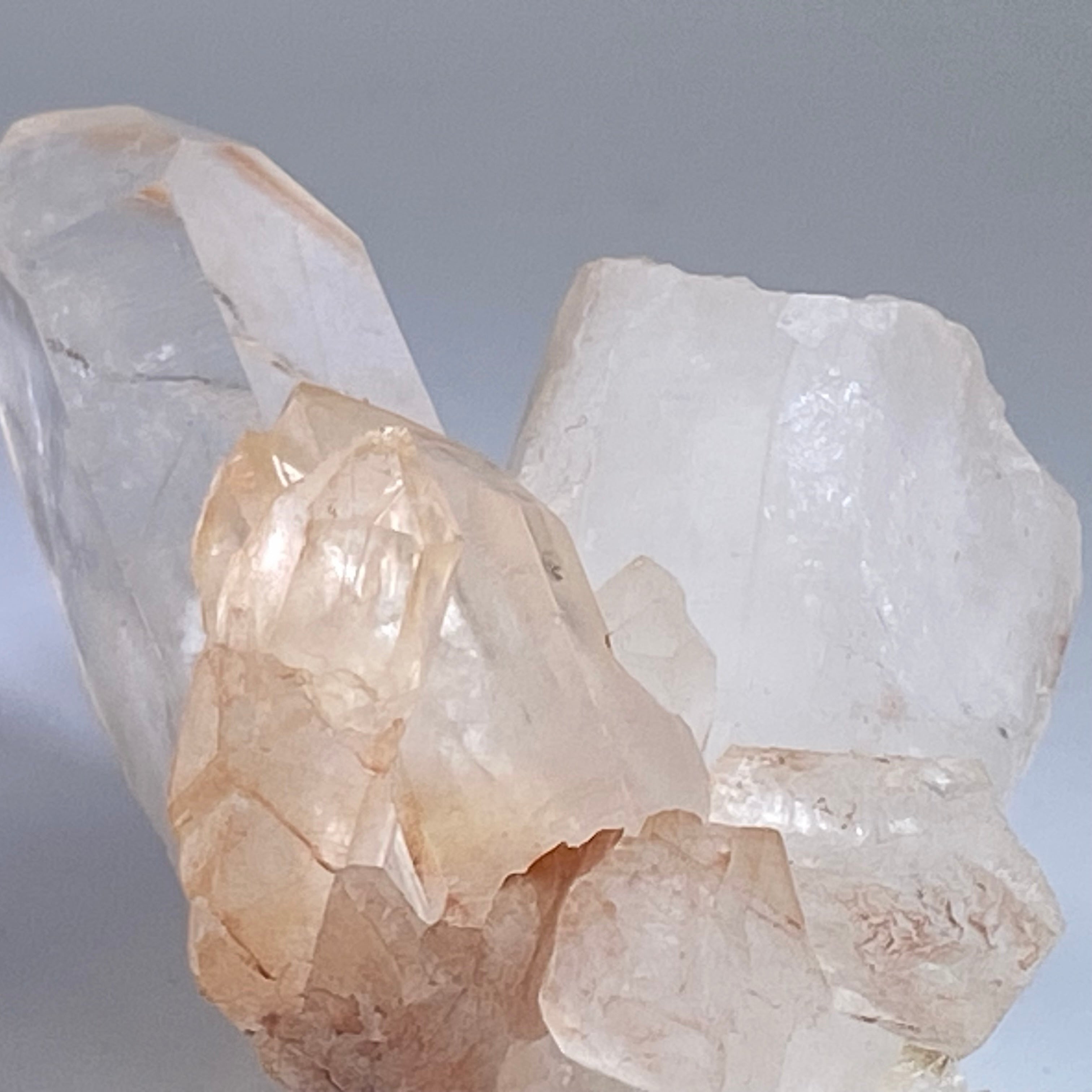 馬達加斯加白晶簇 (透明白色水晶 / 帶紅或黃泥)