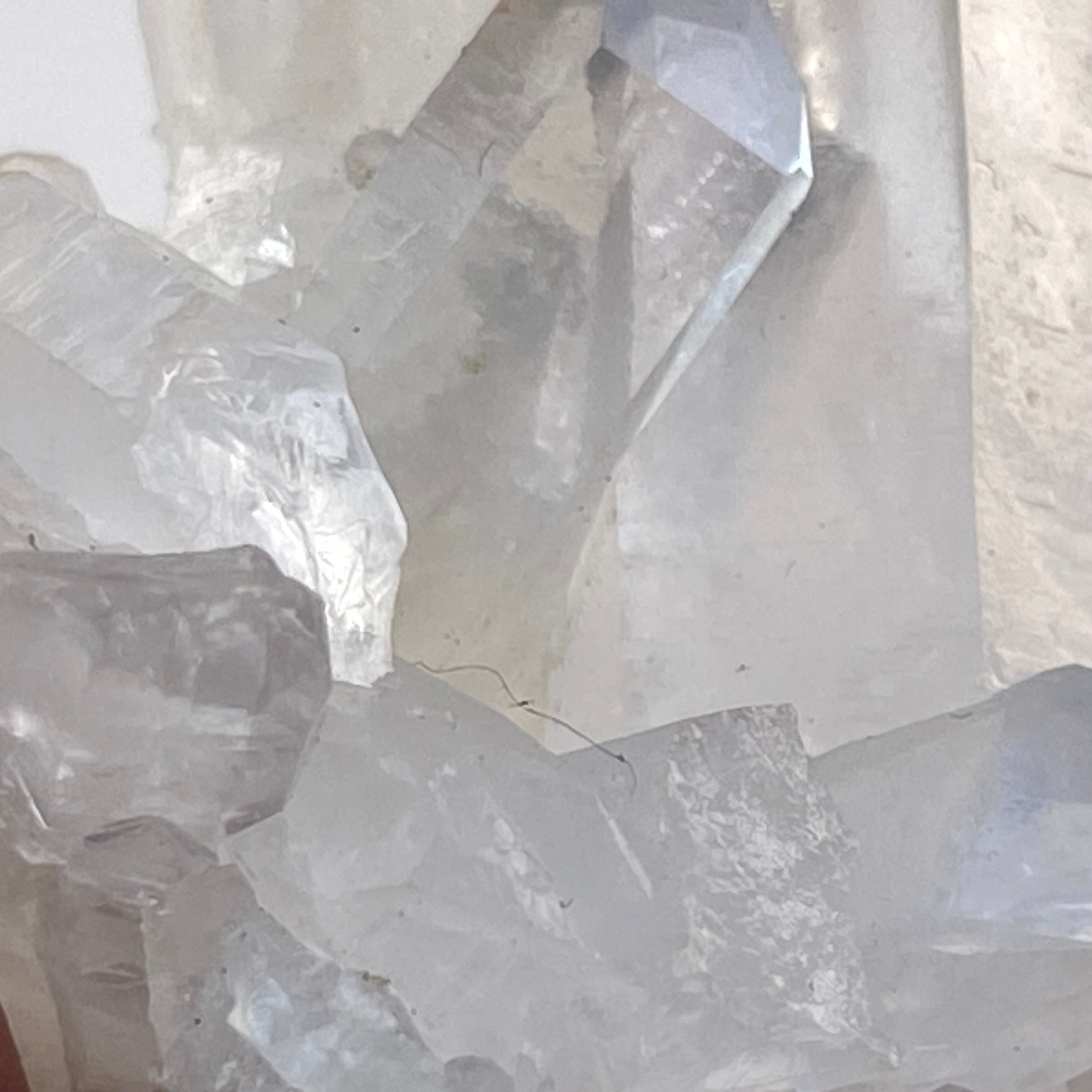 馬達加斯加白晶簇 (透明白色水晶 / 帶紅或黃泥)