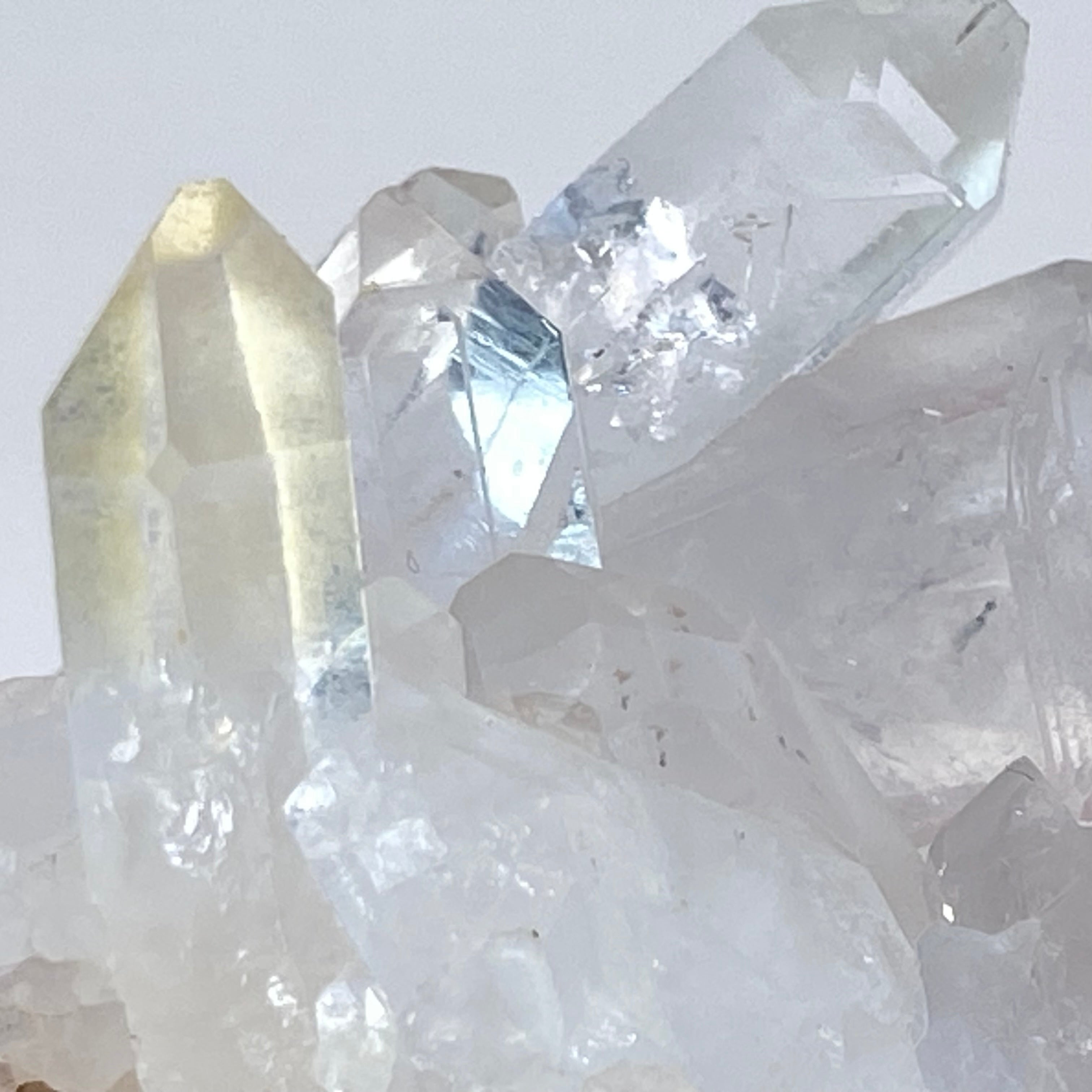 馬達加斯加白晶簇 (透明白色水晶 / 帶紅或黃泥)