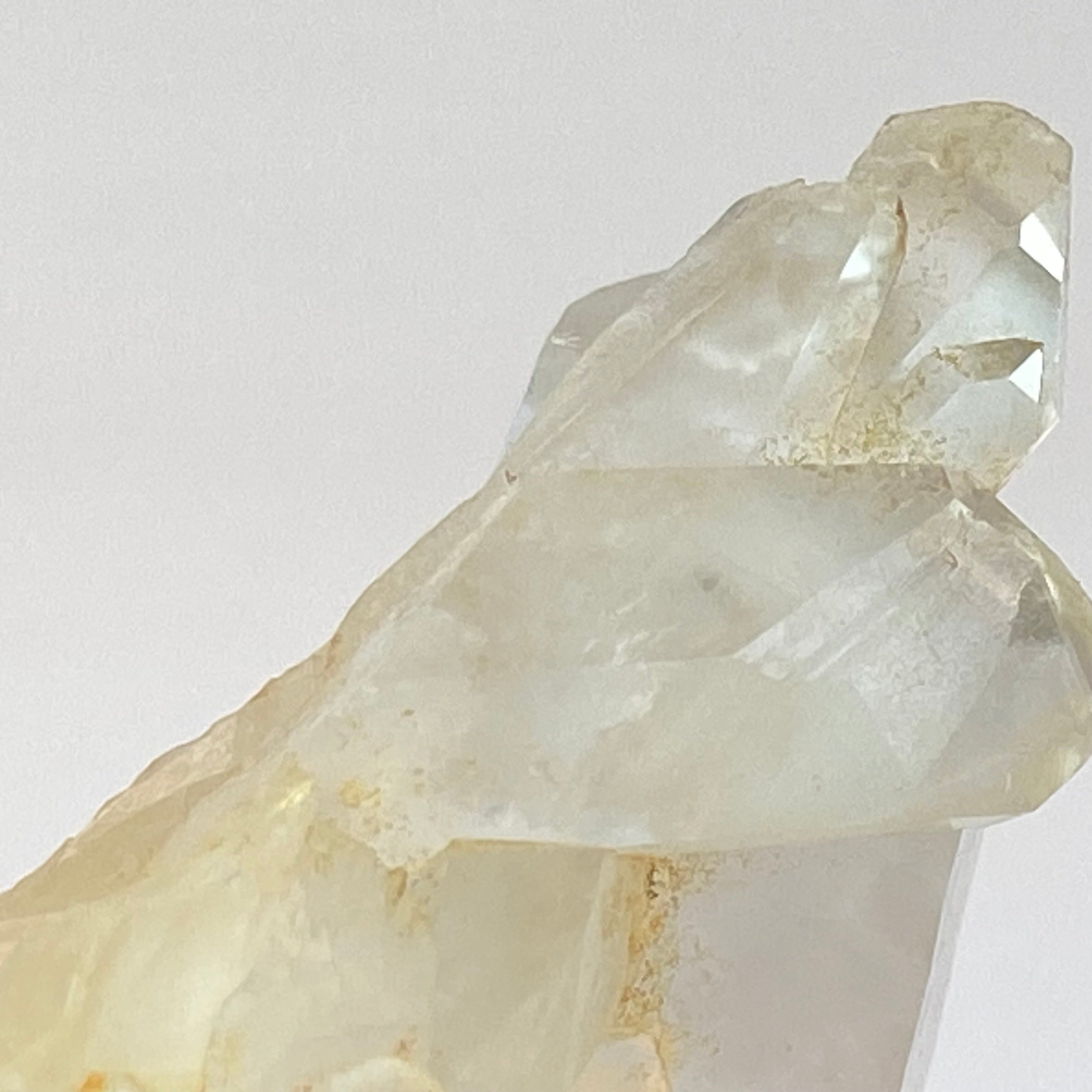 馬達加斯加白晶簇 (透明白色水晶 / 帶紅或黃泥)