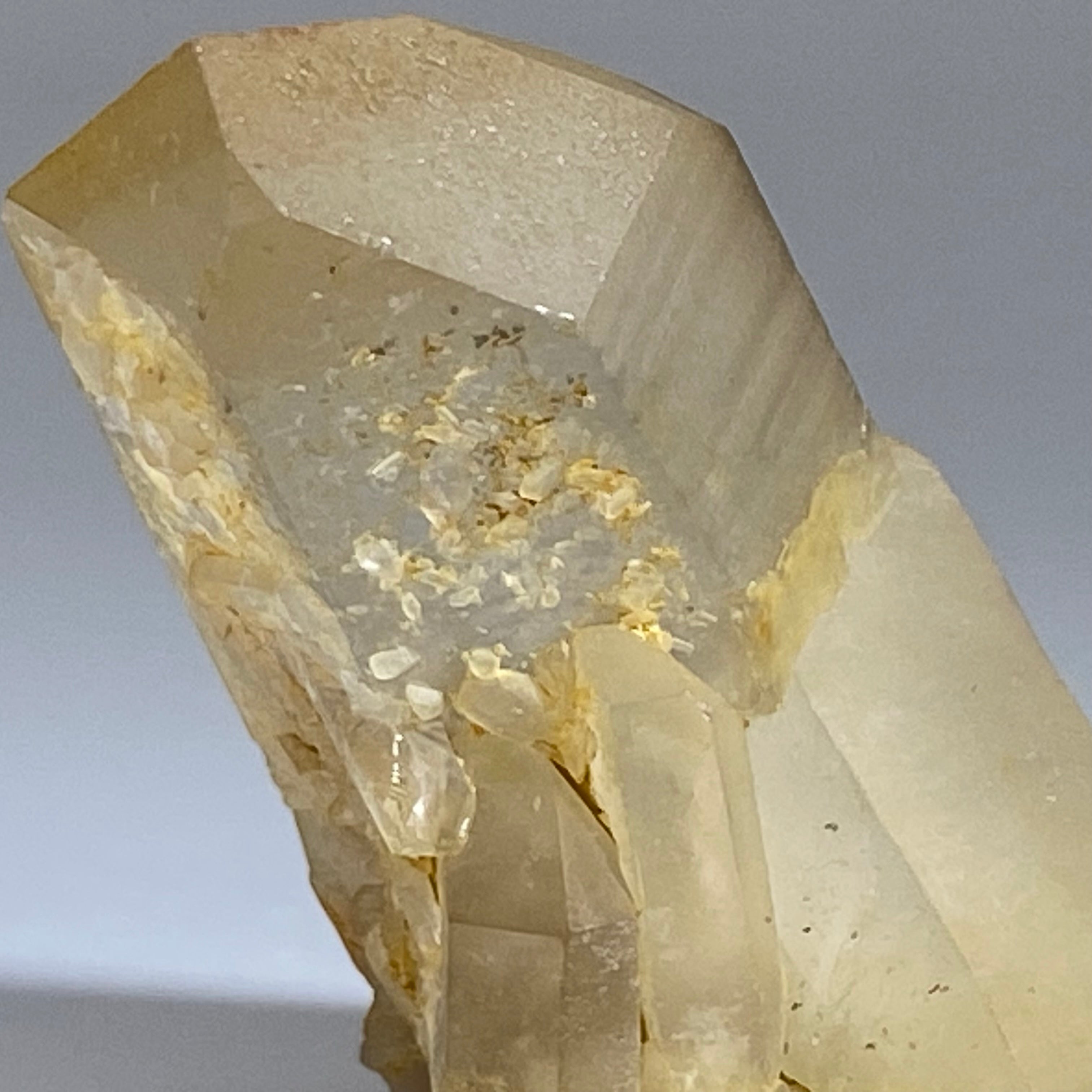 馬達加斯加白晶簇 (透明白色水晶 / 帶紅或黃泥)