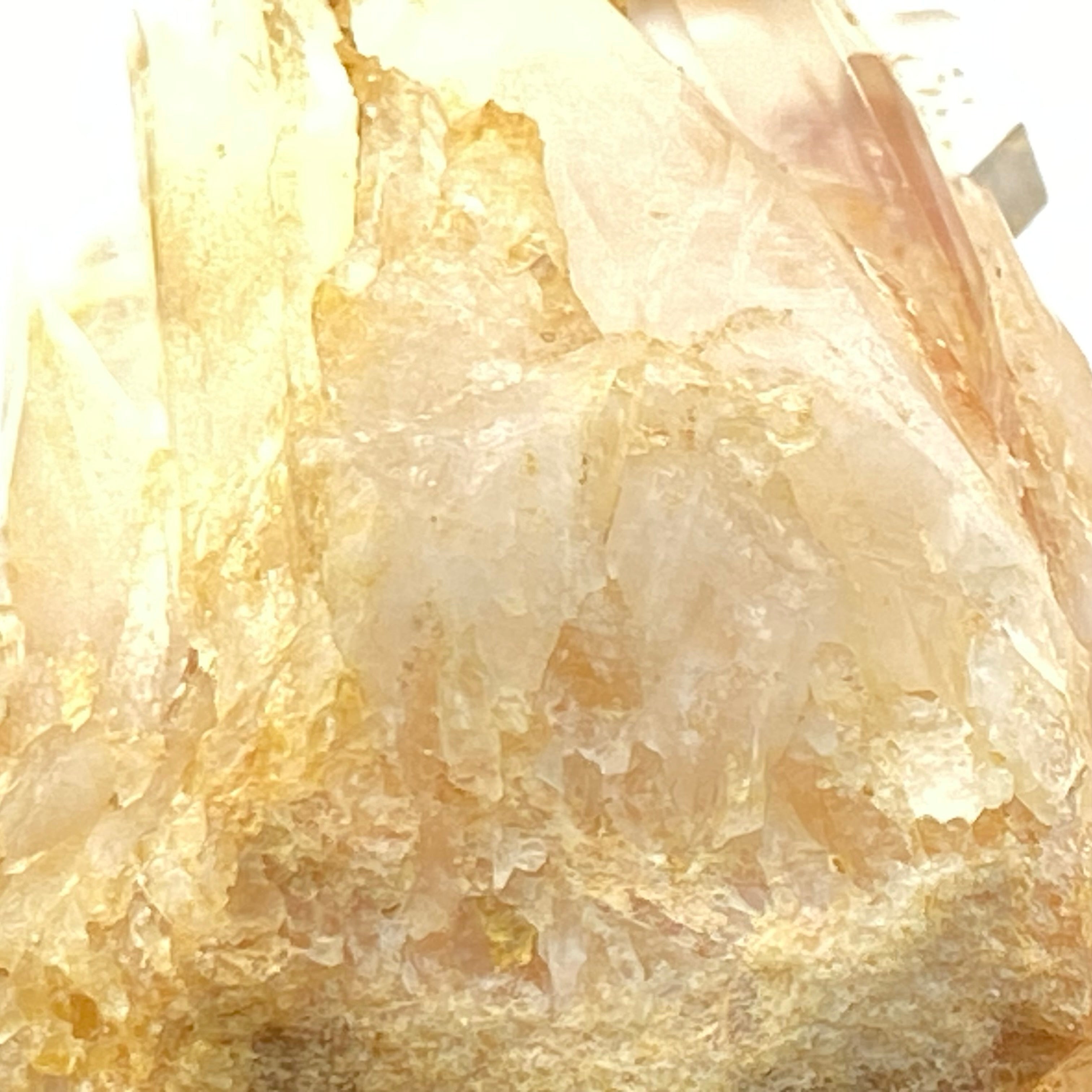 馬達加斯加白晶簇 (透明白色水晶 / 帶紅或黃泥)