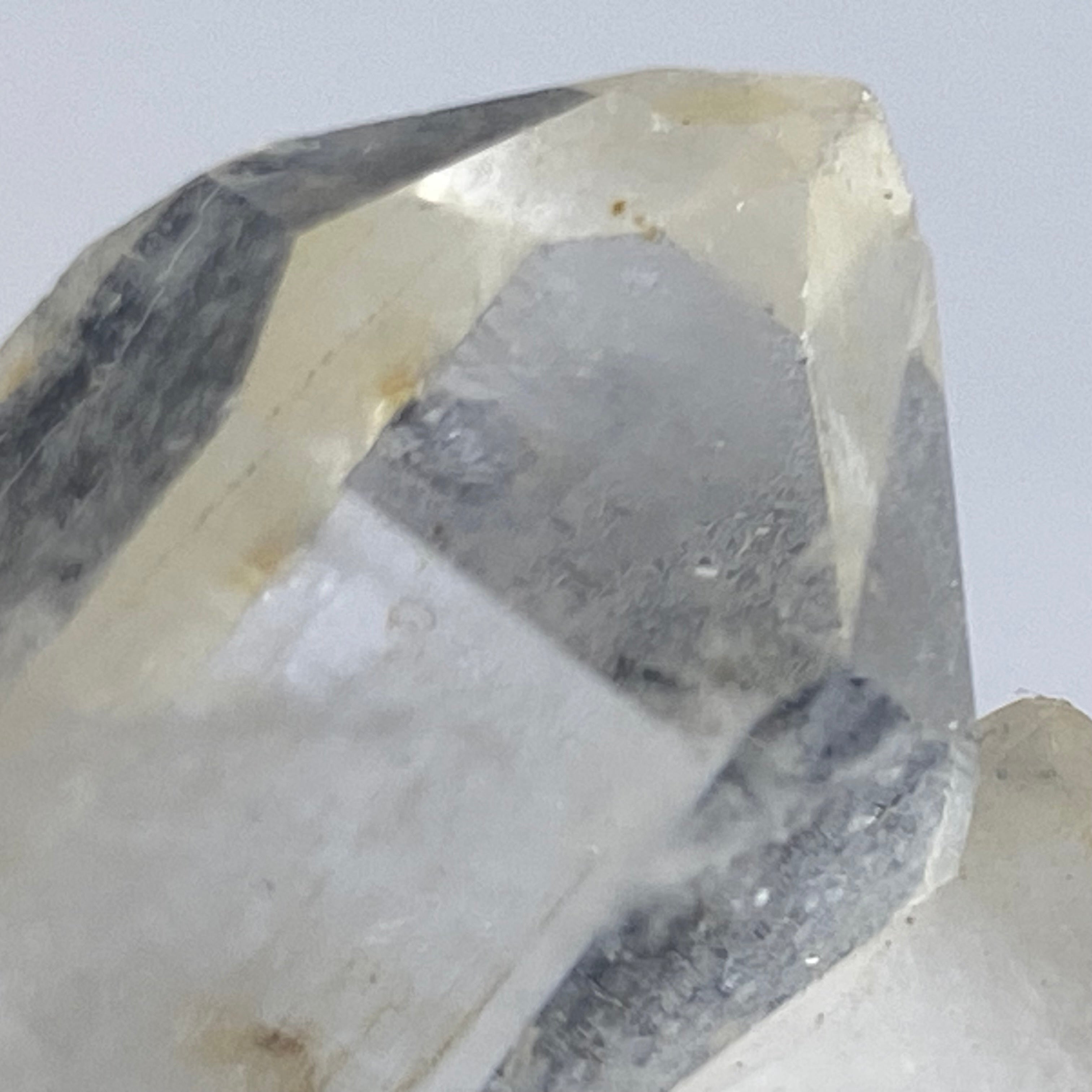 馬達加斯加白晶簇 (透明白色水晶 / 帶紅或黃泥)