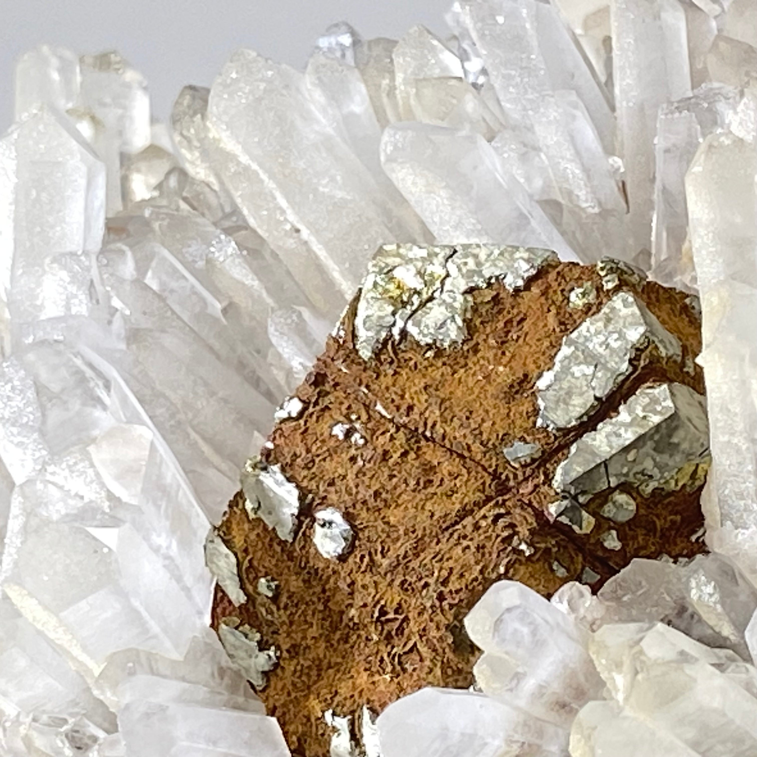 天然黃銅礦與白水晶共生原礦