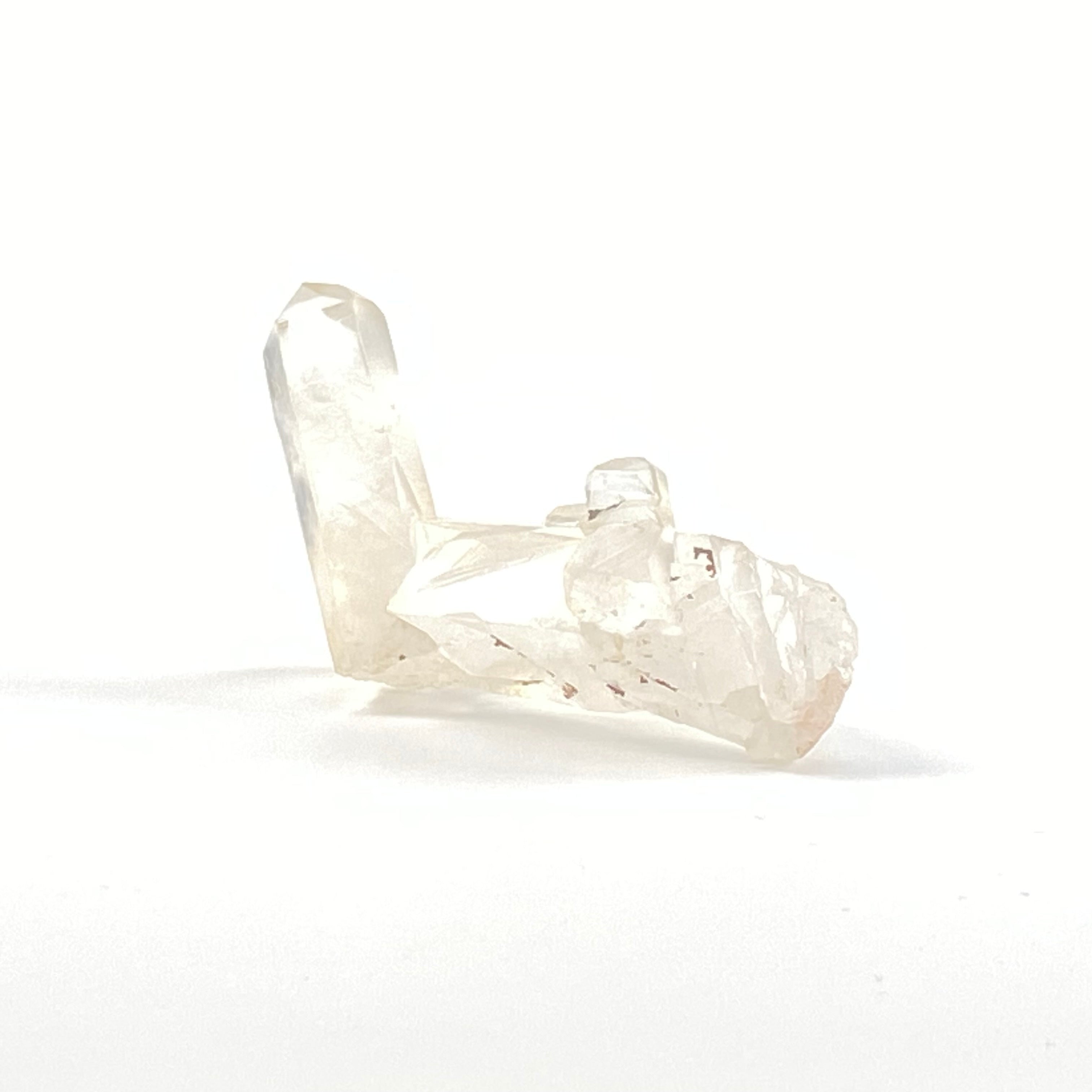 馬達加斯加白晶簇 (透明白色水晶 / 帶紅或黃泥)
