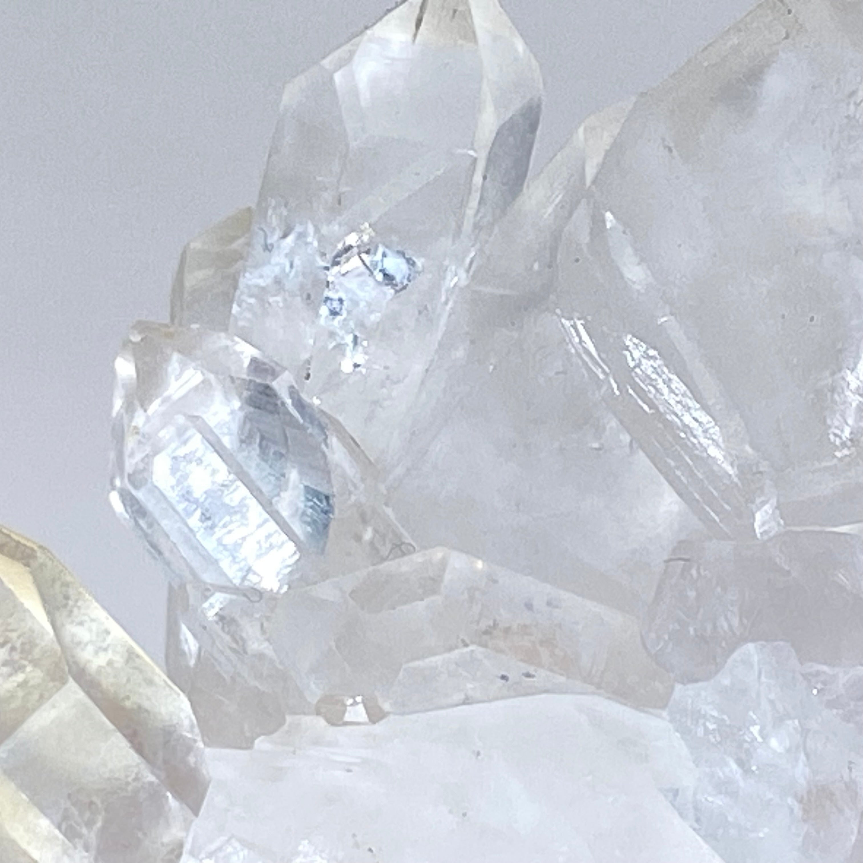 馬達加斯加白晶簇 (透明白色水晶 / 帶紅或黃泥)